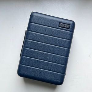 Away x Polaris an entity kit case (navy)